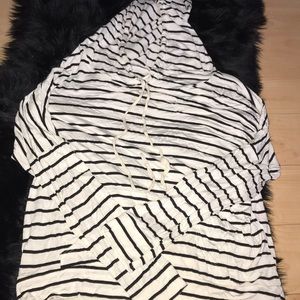 Light stripped sweater ! Black and white 🖤